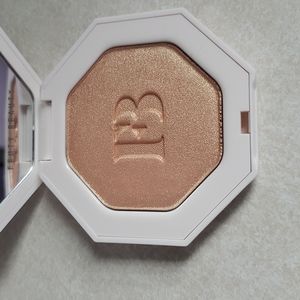 Fenty Beauty Hustla Baby highlighter